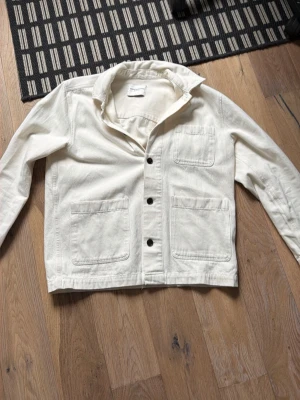 Owershirt från these glory days  - Stilren overshirt från these glory days . Tillverkad i kraftig bomull med tre stora utanpåfickor och svarta knappar framtill. Perfekt lager-på-lager-plagg med avslappnad passform och klassisk krage.