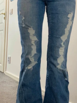 Blå slitna bootcut jeans - Köpte på Vinted med dem var för småa, dem var knappt använda när jag köpte och jag har bara testat dem