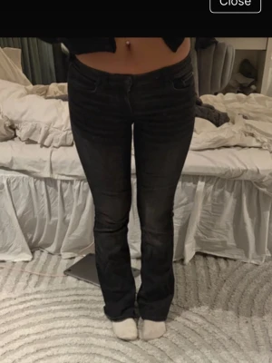 Svarta bootcut jeans med låg midja - Säljer ett par svarta bootcut jeans med låg midja från only. Jeansen har en lätt tvättad look och sitter tight över låren för att sedan bli vidare nedtill. Dom är lite för små och därför säljer jag dom
