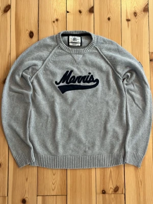 Grå Morris Tröja Sweatshirt - Hej! Jag säljer denna snygga Morris tröja för grymt pris. Tröjan har inga skavanker eller märken och är ett fåtal (2-3) gånger använd.                   Vid frågor eller prisförslag fråga mig! 🙌