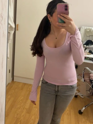 Ljusrosa långärmad topp - Säljer en ljusrosa urringad tröja från Gina. Säljer den försatt jag aldrig använder den, det är storlek xs🩷