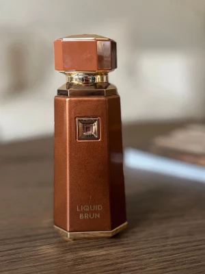 Liquid Brun French Avenue  - Sparsamt använd, 95% kvar.