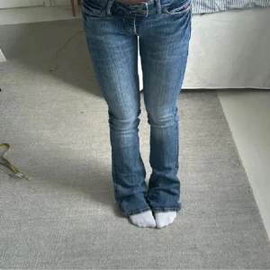 Lågmidjade jeans  - Säljer dessa super snygga lågmidjade jeansen i storlek xs💕🤗