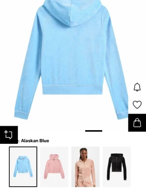 Alaskan blue hoodie från Juicy Couture - Ljusblå hoodie i mjuk velour från Juicy Couture. Dragkedja framtill, huva och kängurufickor. Perfekt för en chill och trendig look. Broderad logga på bröstet och ribbade muddar vid ärmslut och nederkant.