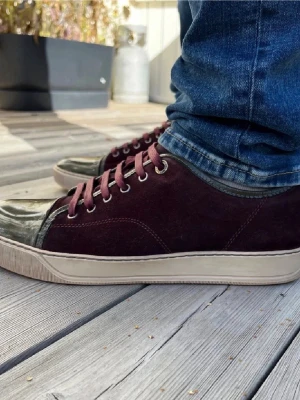 Vinröda lanvins skor med glans - Riktigt feta lanvins (vinröda) med glans, är i väldigt bra skick och kan gå ner i pris, kommer med extra dubbel snörning till skorna 🙌🙌De är storlek uk 9 och de motsvarar 43-44 