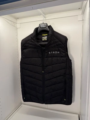 Svart dunväst från STRÖM - Snygg svart dunväst från STRÖM. Grymt skick. Storlek L