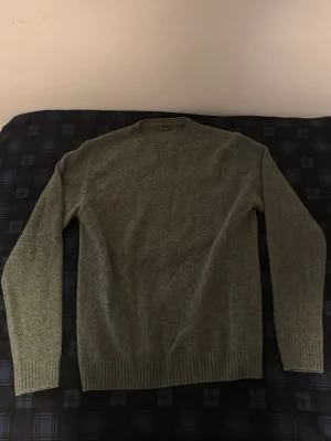 Olivgrön Stenströms stickad crewneck - Olivgrön stickad tröja med rund halsringning, tröjan är från Stenströms och är använd en gång endast.