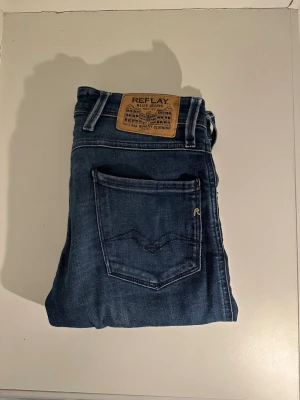 Blå jeans från Replay - Snygga blå jeans från Replay med klassisk femficksdesign och raka ben. Jeansen är perfekt till dig som gillar replay. Det är väldigt enkelt att styla dessa jeans!
