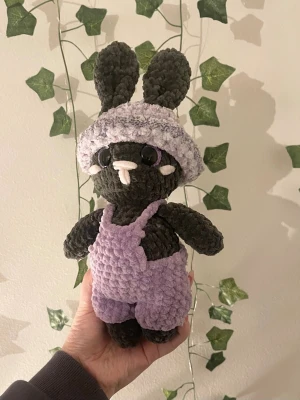 Virkad kanin  - Handvirkat kanin med avtagbara kläder! Virkat i mjukt polyester garn! 🧶