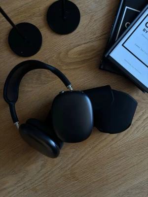 Air pods max - AirPods Max inköpta nya från power! Riktigt bra skick! Bara höra av dig vid minsta fundering! 