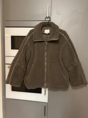 Teddy jacka hm - Säljer min populära bruna teddyjacka från h&m helt slutsåld. Bra skick och knappt använd i storlek M🌸