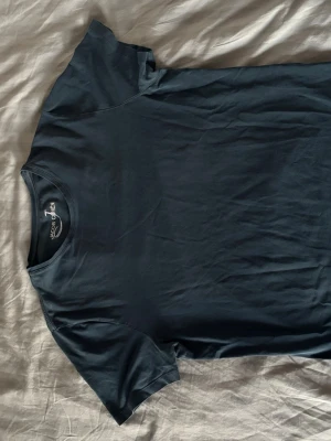 Mörkblå t-shirt från Jacob Cohën - Säljer en mörkblå T-shirt från Jacob cohen använd fåtal gånger så fortfarande i ett bra skick. Storleken är L men passar även M