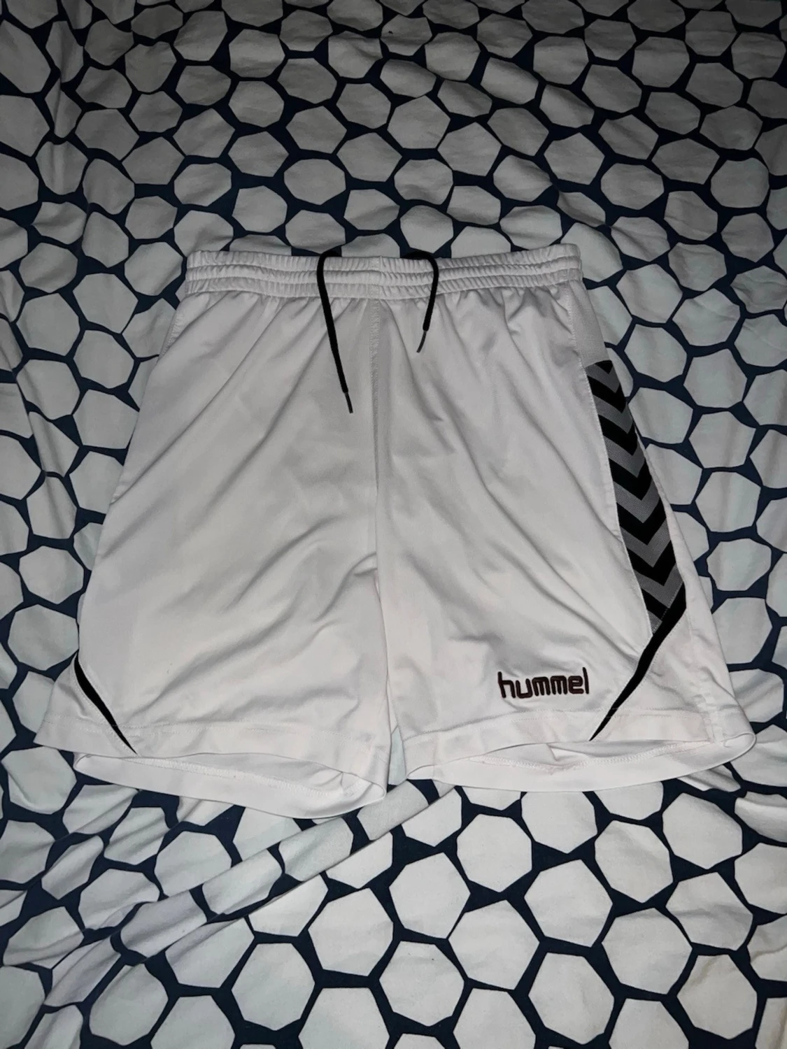 Vita träningsshorts från Hummel