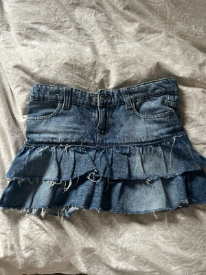 Volang kjol - Säljer min jättefina jeans volang kjol från Gina tricot då den blivit för liten💞💞