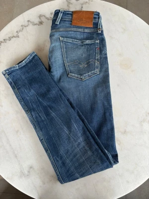 Replay Anbass 32 - Säljer ett par riktigt feta Replay anbass i dunderskick😮‍💨W32 och L36🫶 Jeansen har slitningar från fabrik och är väldigt bekväma💛Priset är förhandlingsbart så hör av er om ni har någon fråga😁