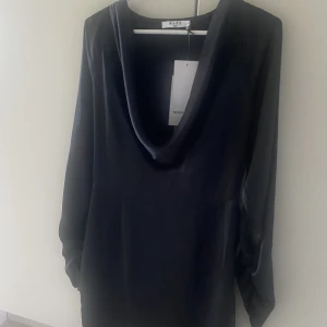 Satin klänning  - Svart satin klänning från Moa Mattsson kollektion med nakd. Storlek 34. Lapparna finns ej kvar 