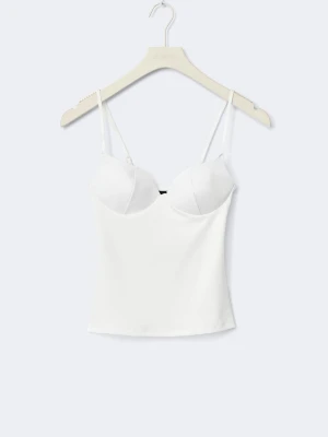 Vit topp - Säljer denna topp från Gina, använd 2 gånger. Inga defekter eller liknande!💞