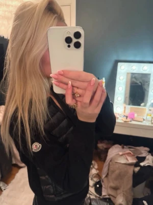 Moncler cardigan dam  - Skriv för kvittot . Passar mer som xs/s ☺️. Fraktar samma dag som köp . Tillbehör på sista bilden följs med 