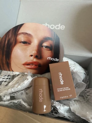 Rhode Pocket Blush - Rhode Pocket Blush ”Juice box”  Otroligt fin blush med fantastisk kvalitet! Jag älskar Rhodes produkter och har i princip hela sortimentet.  Säljer denna då jag råkade köpa två stycken, och returen blev för dyr för att vara värd det.  Nypris 380kr , frakt på Rhodes hemsidan 150kr