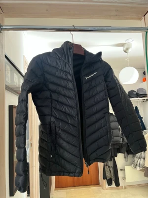 Svart dunjacka med huva från Peak Performance - Säljer min svarta dunjacka från Peak Performance pga för liten. Fin jacka som är använd men fortfarande fin i skicket😀