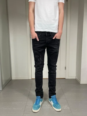 Dondup George Jeans - Säljer nu dessa Dondup George Jeans med snygga slitningar och färgstänk i populär design, skriv för fler bilder/frågor🙌🏼