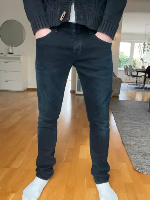 Dondup jeans - Snygga mörkblå slim fit jeans med klassisk femficksdesign och smal passform. Jeansen har en stilren look och är perfekta för dig som gillar en modern och enkel stil. Materialet är stretchigt för extra komfort.