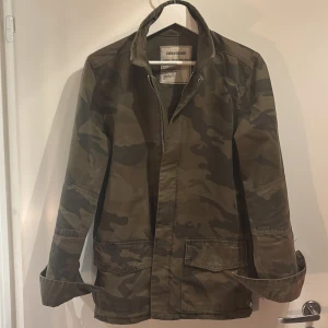 Zadig Voltaire Overshirt - Tjena! Säljer en riktigt fet Camoflauge overshirt från Zadig Voltaire. Storleken är M men sitter mer som S. Kan gå ned i pris vid snabb affär!!!!Frågor eller funderingar? Hör av dig! Mvh Elliott 