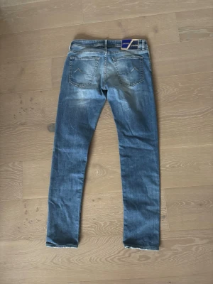 Jacob cohën jeans nick - Säljer ett par riktigt feta Jacob cohën jeans i modellen nick slim, storlek 33!        De är i perfekt skick, inga defekter hittas!  Kom gärna med frågor och budförslag😁