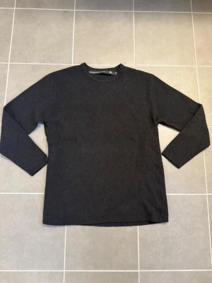 Svart stickad tröja Lager 157, stl M - En enkel och stilren svart stickad tröja från Lager 157 med rund halsringning och långa ärmar. Tröjan har en diskret ribbad struktur och är perfekt för lager-på-lager. Passar dig som gillar minimalistisk och klassisk stil.