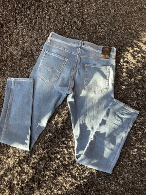 Replay jeans - •Replay •Hyperflex •strl 33/32 •skick 7/10. Ett par använda replay jeans men fin tvätt, !defekt! ett litet hål i fickan, detta lagar jag vid köp! Hör av dig vid minsta lilla fråga🤝