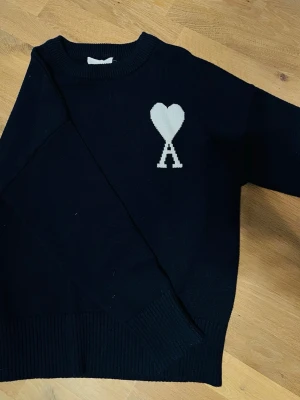 Blå stickad tröja från Ami Paris - Tröjan är i ett väldigt bra skick och QR kod inuti fungerar! Hör av dig vid funderingar😀 Glöm inte att priset går att diskutera vid snabb affär😉