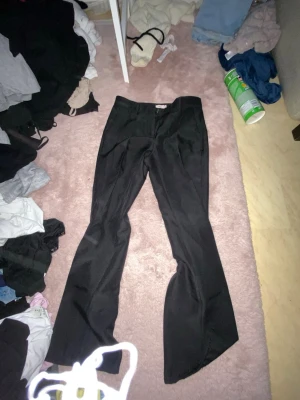 Svarta kostymbyxor - aldrig andvönda mycket bra skick  dm mig om du vill se hur den sitter på