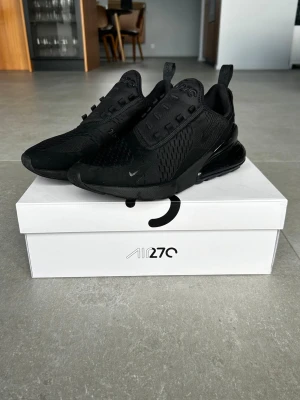 Nike Air Max 270 svarta  - Säljer ett par helsvarta Nike Air Max 270, perfekt nu till våren/sommaren de är bekväma och svala💫 De har inga snören men aldrig använda inprincip. Skriv om ni har några frågor pris går att diskutera💯🤝