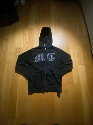Svart tuttolente zip - Svart tuttolente zip hoodie, Storlek S. Bra skick 