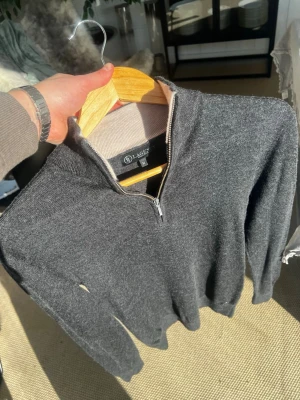 Lagency Half-Zip Tröja, 100% Merinoull - Säljer en snygg och klassisk half-zip tröja från Lagency. Aldrig använd, endast testad. Perfekt till både vardag och lite mer uppklätt ✨🎊