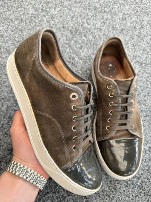 Lanvin uk8 mörkbrun - Säljer dessa sjukt snygga och otroligt populära lanvin skor! Perfekt för sommaren! Size uk8 som motsvarar 42-43! Skick 7/10 använda men mycket liv kvar!  nypris 5000kr mitt pris 1500 kan gå ner i pris vid snabb affär! Hör av dig vid intresse 😊📦