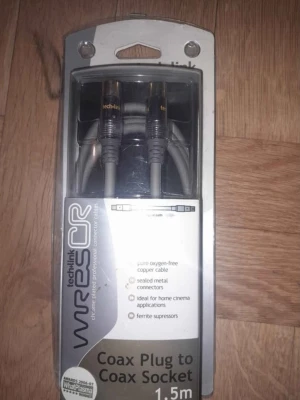 Techlink coaxialkabel 1,5 meter - Grå coaxialkabel från Techlink, 1,5 meter lång, med förgyllda metallkontakter. Kabeln är syrefri koppar och har ferritfilter för brusreducering. Perfekt för att koppla TV eller hemmabio med koaxialanslutning.