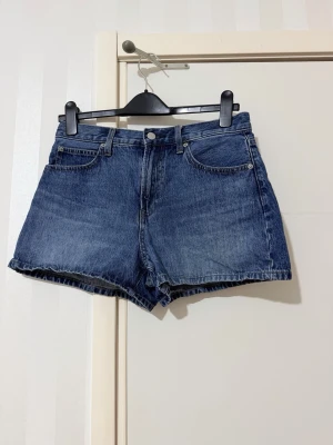 Blå denimshorts med hög midja från Uniqlo  - Klassiska blå jeansshorts i denim med hög midja från UNIQLO 
