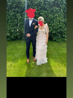 Ljusrosa balklänning med volanger - Säljer min fantastiska balklänning från Asos. Märket är lace and beads, perfekt för bal.