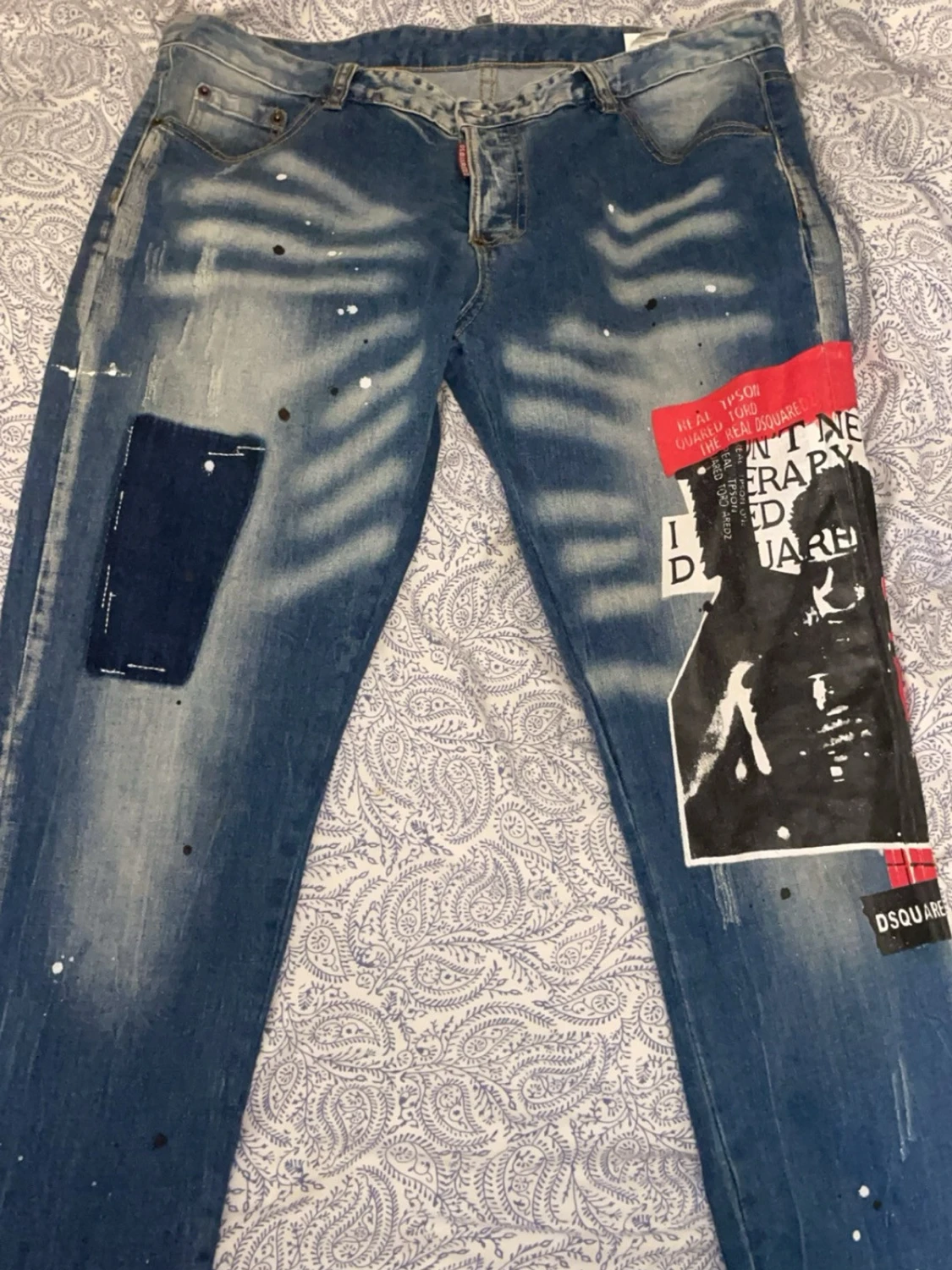 Dsquared2 blå jeans med patch och tryck