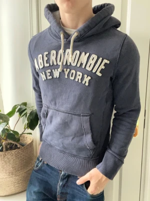 Abercrombie and fitch hoodie  - Abercrombie and fitch hoodie, Inga defekter men har en vintage design till sig! Modellen i bilderna är 180 cm 75 kg och bär Storlek S , Kom med frågor! 🌟 (Kan gå ned i pris vid köp av paket 😉) 