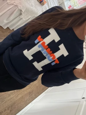 Finstickad tröja  - Jättesnygg finstickad tröja i marinblå färg och coolt tryck, storlek 164 i barn så jag skulle kalla den för en vuxen XS 🥰🥰💙