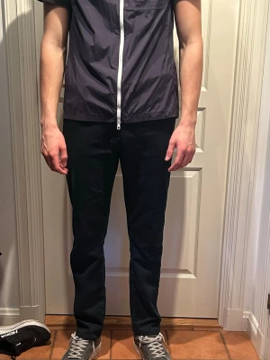  Jacob Cohen Bard jeans - Säljer ett par mörkblåa jeans från Jacob Cohen modell ”Bard” med chill passform och klassisk design, som nya!!  Stl W34. Materialet är mjukt och stretchigt för extra komfort… modellen är 190 väger 82, nypris 6000+ 