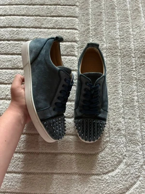 Christian Louboutin Washed Blue - Helt nya storlek 41, låda dustbag kvitto nitar ingår, Andvända 1 gång, Reserverade