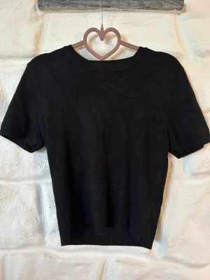 Stickad T-shirt - Svart stickad T-shirt från Gina tricot. Sitter jätte fint. Köp gärna genom Swish🩷