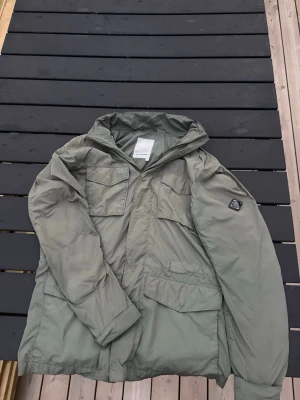 J.lindeberg - En snygg grön vindjacka från J.lindeberg                       Ny pris 5999kr
