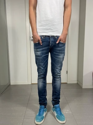 Dondup George Jeans - Säljer nu dessa Dondup George Jeans med snygg tvätt o slitningar i populär design, mått ca 37 o 106 cm. skriv för fler bilder/frågor🙌🏼