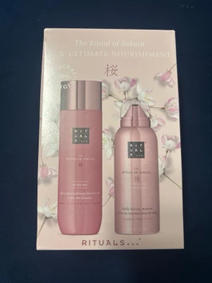 Rituals The Ritual of Sakura set - Lyxigt presentset från Rituals med The Ritual of Sakura-serien. Innehåller en duscholja och en body lotion mousse i rosa förpackningar med blommigt motiv. Perfekt för dig som vill ha återfuktande och väldoftande hudvård.