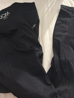 Svarta leggings från DROP OF MINDFULNESS - Säljer ett par svarta leggings från DROP OF MINDFULNESS. De har hög midja och är tillverkade i ett stretchigt, mjukt material som sitter skönt mot kroppen. Perfekta för träning eller chill. Snygga sömmar längs benen för extra stilpoäng.