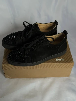 Äkta Christian Louboutin Sneakers - Äkta Christian Louboutin Sneakers Svarta Storlek 42 Fint skick Levereras med skopåse och kartong
